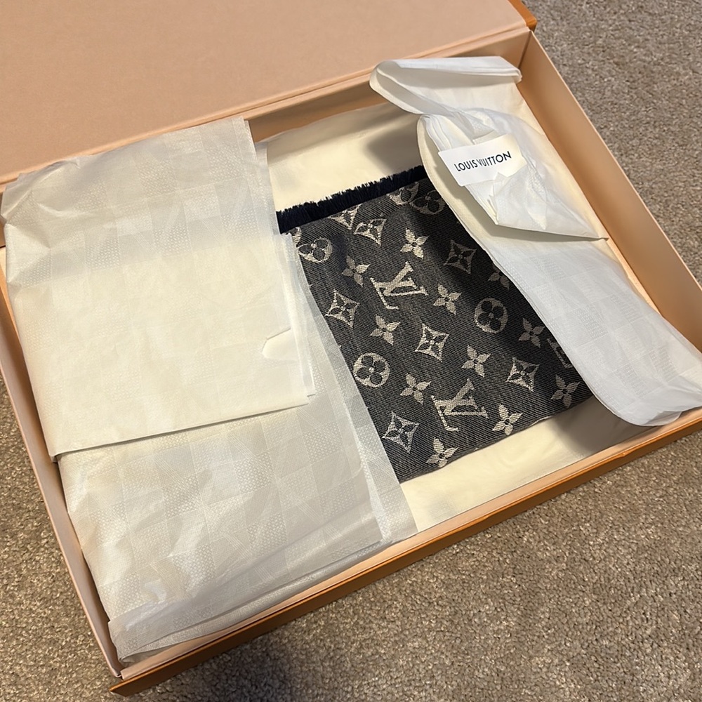 LOUIS VUITTON Monogram Shawl BNWT
